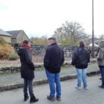 Le groupe de dos, lors de la visite du centre-bourg de Champagnat avec les élues et l’agent municipal